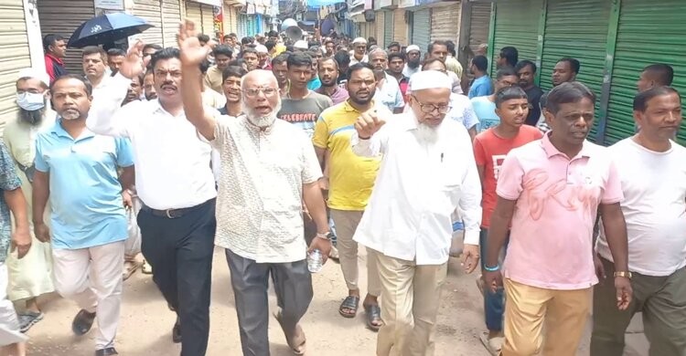 নরসিংদী বাজারে চাঁদাবাজি বন্ধের দাবিতে ব্যবসায়ীদের বিক্ষোভ সমাবেশ